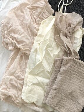 {Bundle of 4} Sweet cream & white tops S